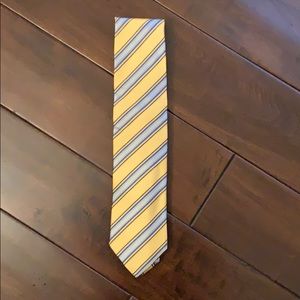 Men’s Saks Fifth Avenue tie.